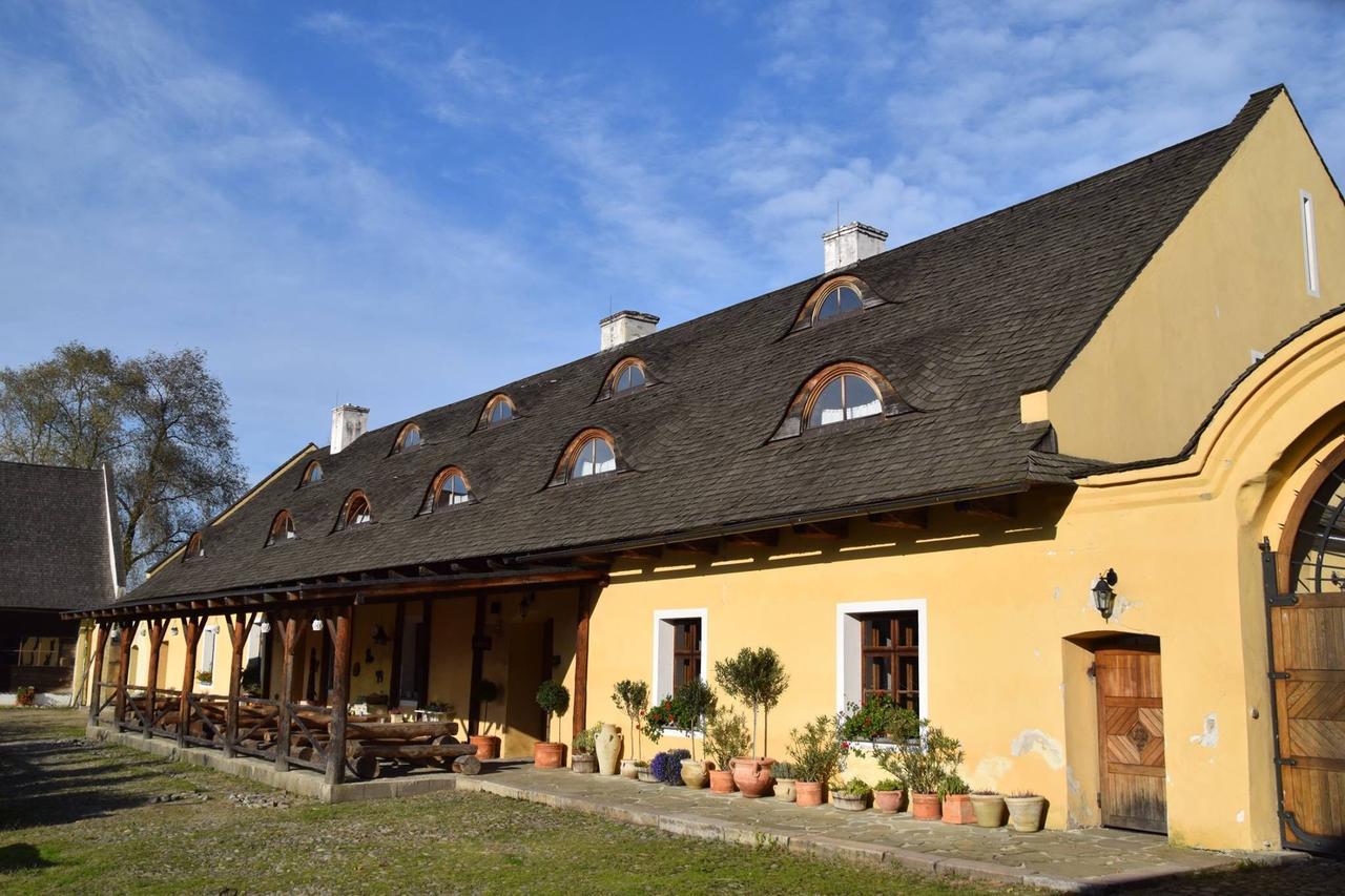 Dvur Olsiny -Hotel And Horse-Riding Карвина Экстерьер фото
